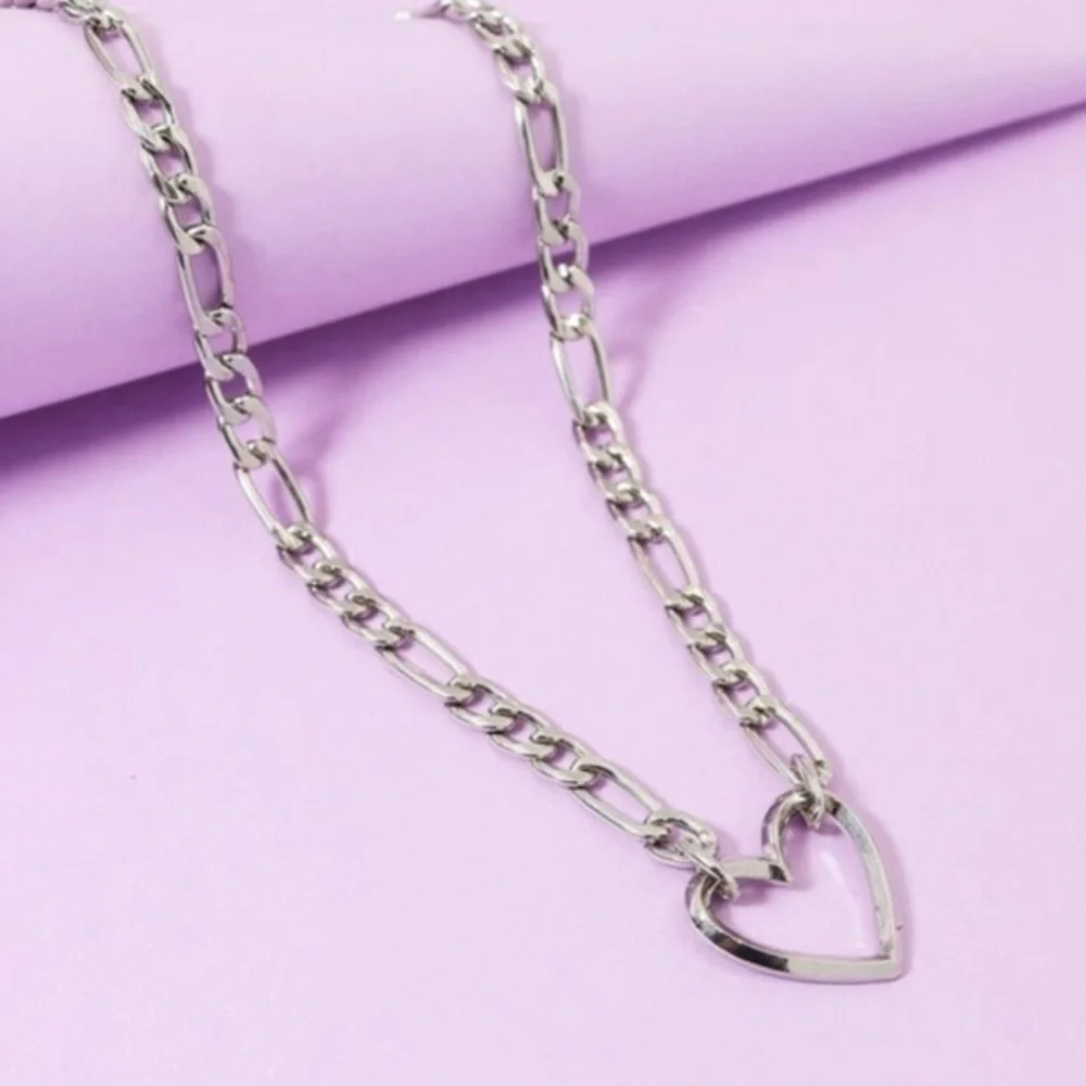 3/$30 🤍 Heart Chain Necklace